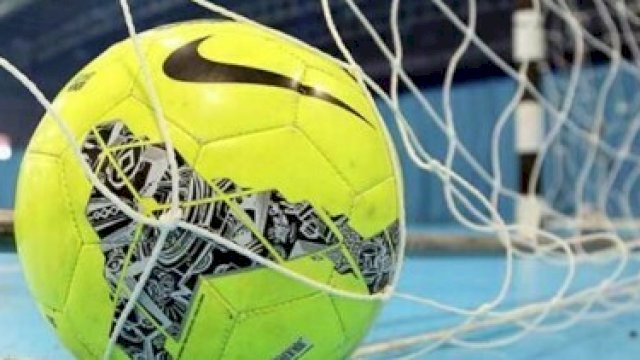 Bola futsal dalam jaring gawang (ilustrasi)