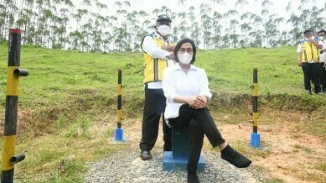 Terlihat Sri Mulyani duduk di atas patok titik nol IKN dan di belakangnya berdiri Menteri PUPR. Kamis (6/1). (Instagram/Sri Mulyani)