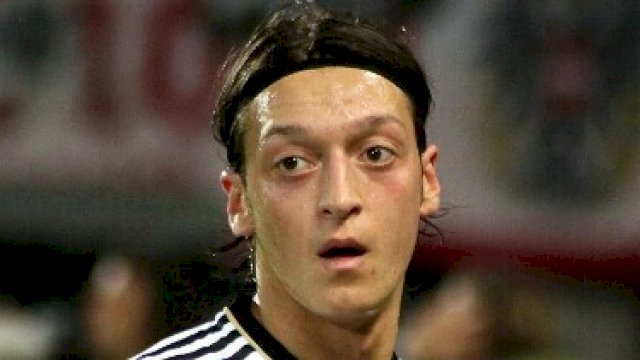 Mesut Ozil. (Int)