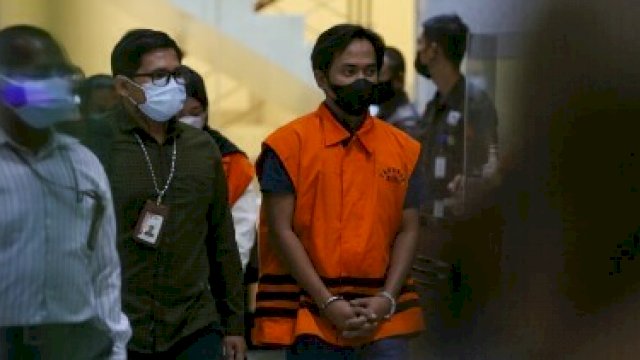 Bupati Penajam Paser Utara Abdul Gafur Mas'ud (AGM) dihadirkan saat Konferensi Pers di Gedung KPK, Jakarta, Kamis (13/1). Foto: MP.
