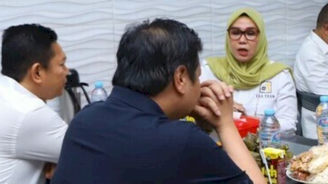 Airlangga berkaos hitam duduk berhadapan dengan Andi Ina di sebuah warung Coto di Jalan Nusantara, Makassar, Senin (17/1).