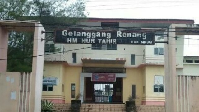 Gerbang kolam renang HM Nur Tahir di Kabupaten Sinjai, Sulsel. 
