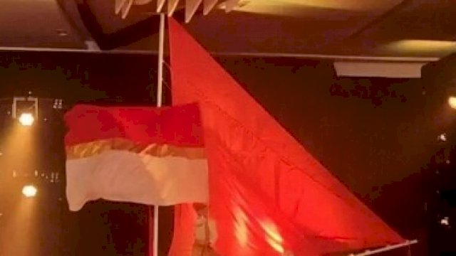 Inilah yang diduga bendera merah putih yang diubah. Foto ini diambil dalam acara HUT organisasi sayap Partai Golkar, yakni MKGR yang digelar di Sulsel. (Ist)