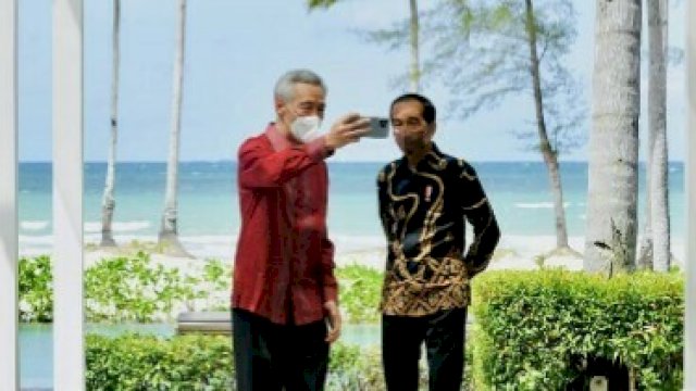  PM SIngapura Lee Hsien Loong berswafoto dengan Presiden RI, Joko Widodo.