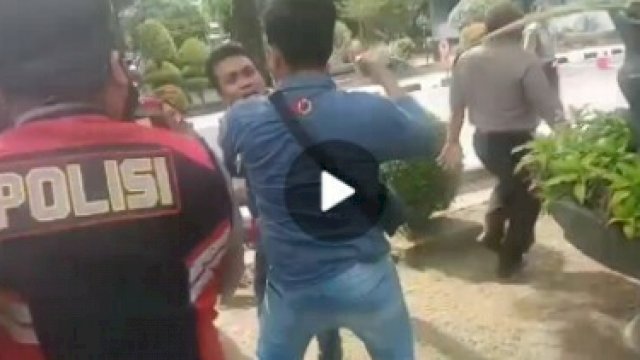 Tangkapan layar ricuhnya aksi demonstrasi di depan PT Pertamina Region VII, Kamis (27/1). (FOTO: MAULANA)