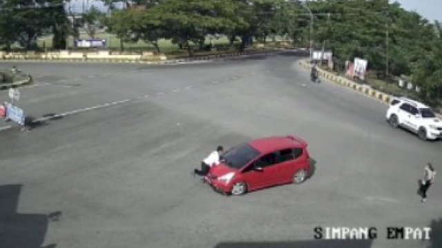 Aksi seorang perwira polisi di Jeneponto, Sulsel, untuk menggagalkan perampasan mobil. Tangkapan layar/trotoar.