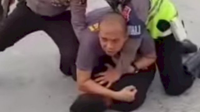 Saat petugas menangkap seorang kurir narkoba di Mesuji Lampung. (*)