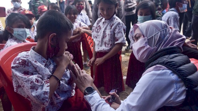 Siswa Usia 6-11 Tahun di Seko Antusias Terima Suntikan Vaksin