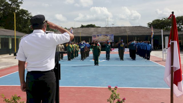Wali Kota Makassar saat Jadi Inspektur Upacara di Kostrad. 