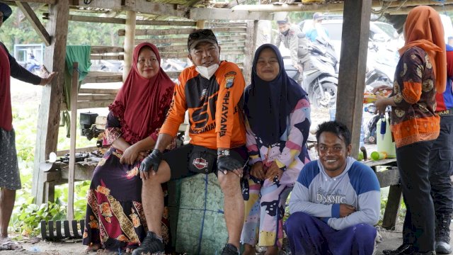 Andi Utta bersama dengan warga di Pantai Merpati.