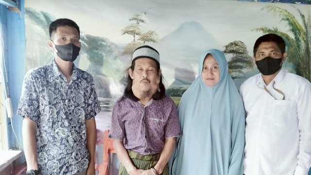 Eks pegawai yang idap kanker (tengah).