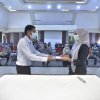 Bupati Indah Serahkan Bantuan Dana Stimulan