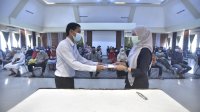 Bupati Indah Serahkan Bantuan Dana Stimulan