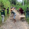 Bangun Kader yang Cerdas dan Tangguh, Anggota Yaqut Cholil di Sinjai Turun Perbaiki Jalan Rusak