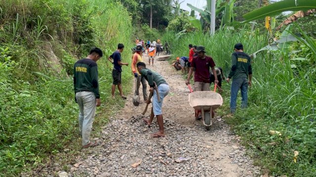 Akses Jalan rusak yang ada di Dusun Balle, Desa Tompobulu, Kecamatan Bulupoddo, Kabupaten Sinjai selama ini dikeluhkan Warga. Terlihat kader Banser/Ansor terlibat memperbaiki jalan rusak tersebut, Minggu (6/2). (Ist)
