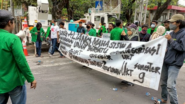 Aksi mahasiswa UIN Alauddin Makassar di depan kampus I UIN Alauddin, Senin (7/2).
