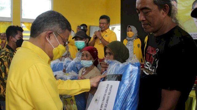 Ketua Golkar Sulsel, Taufan Pawe terlihat menyerahkan bantuan kepada warga sebelum mengumumkan dirinya positif covid-19. (*)