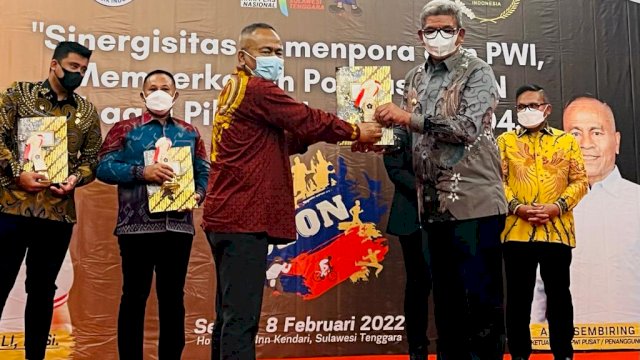 Bupati Maluku Tenggara Muhammad Thaher Hanubun Menerima Penghargaan Dari Ketua PWI Atal S Depari di Puncak Perayaan HPN 2022