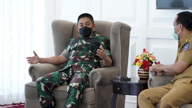 Mayjen TNI Andi Muhammad dengan Andi Sudirman Sulaiman.