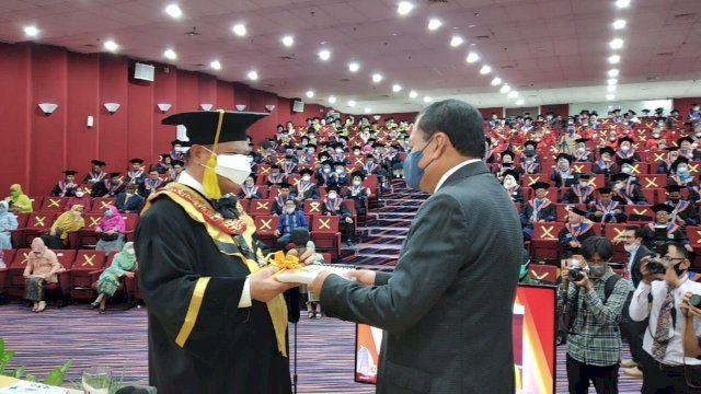 Prosesi wisuda mahasiswa UNM.