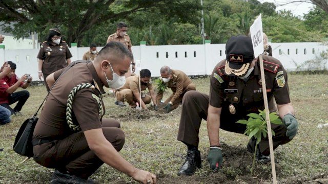 Bupati Luwu, Dr H Basmin Mattayang bersama Kepala Kejaksaan Negeri Luwu (Kajari), Erny Veronika Maramba, SH MHum, menyambut kunjungan Kerja Kepala Kejaksaan Tinggi (Kajati) Sulawesi Selatan, Raden Febri Triyanto, SH MH di Gedung Baharuddin Lopa, Kantor Kejari Luwu, Desa Senga Selatan Kecamatan Belopa, Selasa (8/2/2022)