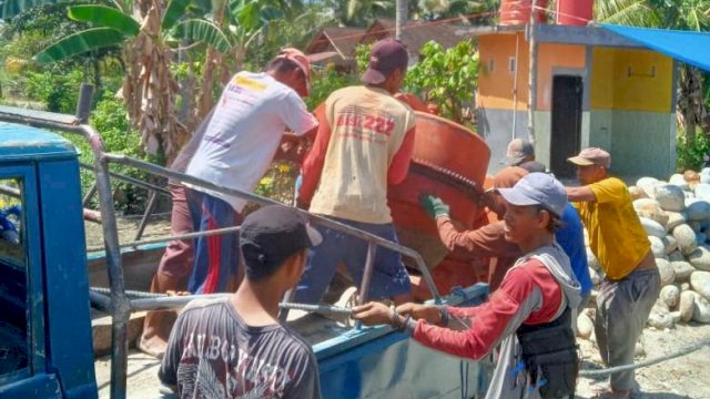 Patut Ditiru, Warga Desa Cendana Putih I Gotong Royong Bangun Drainase