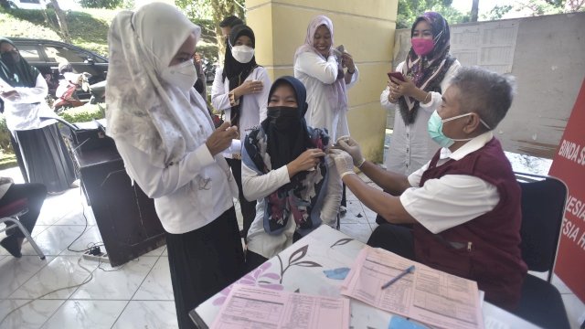 Bupati Luwu Utara Indah Putri Indriani meninjau langsung pelaksanaan vaksinasi tahap ke tiga atau Booster yang digelar di pelataran Kantor Gabungan dinas pemerintah daerah Kabupaten Luwu Utara. Rabu (09/2/2022)