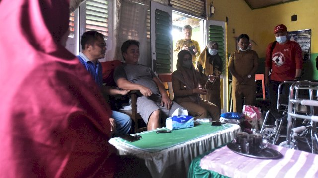 Bupati Luwu Utara Menyerahkan Bantuan Kursi Roda dan Tongkat Kepada Bapak Rustading Warga Dusun Kopi-Kopi Desa Banyuurip Kecamatan Bone-Bone serta Menyerahkan Bantuan Kursi Roda Kepada Bapak Lamidi Warga Desa Patila Kec. Tanalili (Selasa,08/02/2022).&nbsp;