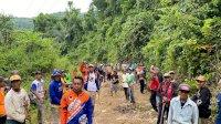 Di Sidrap, Syaharuddin Alrif Bersama Warga Tana Toro Swadaya Perbaiki Jalan Rusak