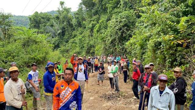 Wakil Ketua DPRD Sulsel Syaharuddin Alrif bersama Warga Tana Toro Melakukan Pembenahan Jalan Rusak 