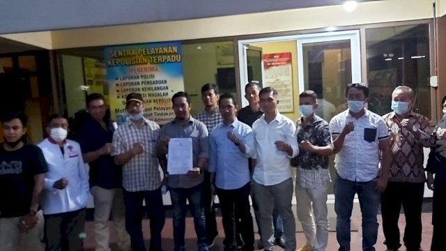 Puluhan masyarakat dari suku Rongkong bersama tim kuasa hukumnya mendatangi Mapolres Kota Palopo, Senin (07/02/2022) sore.