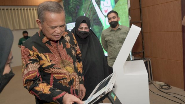 Bupati Luwu Basmin Mattayang 