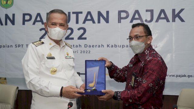 Bupati Kabupaten Luwu Basmin Mattayang  