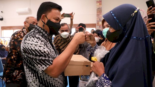 Pemerintah Kabupaten Bantaeng kembali menyalurkan program gratis perlengkapan sekolah di SMPN 1 Bissappu, Kamis, 10 Februari 2022. Di sekolah yang berbatasan dengan Kabupaten Jeneponto ini, ada puluhan pelajar dari Kabupaten Jeneponto yang ikut tersentuh program unggulan ini.