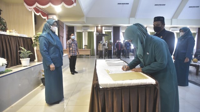 Ketua TP. PKK Kecamatan Sabbang Selatan, Baebunta Selatan, Mappedeceng, Bone-bone, Tanalili, Malangke, Malangke Barat, Rongkong, Rampi, dan Sukamaju Selatan resmi dilantik oleh Ketua TP PKK Kabupaten, Rahma Nursaid di Aula La Galigo Kantor Bupati Luwu Utara, Kamis (10/2/2022) pagi tadi.
