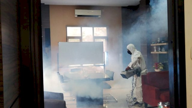 Penyemprotan disinfektan di kantor PDAM Makassar. (*) 