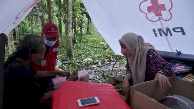 Kisah Sugiatmoadi (75) alias kake Nyahmun viral dimedia sosial karena tinggal di gubuk tak layak huni bersama cucunya. Bupati Luwu Utara, Indah Putri Indriani langsung membangun rumah untuk kake Nyahmun.