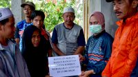 Bupati Luwu Utara serahkan Bantuan Kepada Korban Kebakaran
