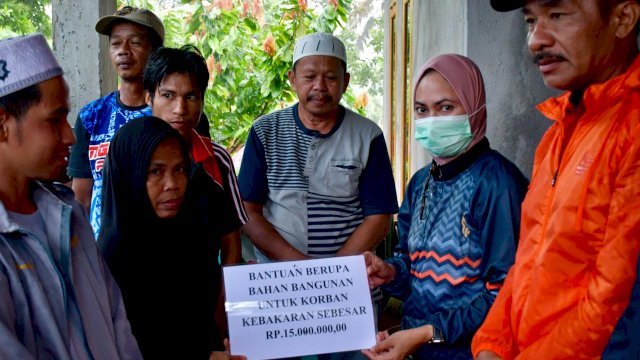 Bupati Luwu Utara serahkan Bantuan Kepada Korban Kebakaran