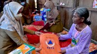 Bupati Putra Salurkan Bantuan Ke warga Penderita Lumpuh Layu