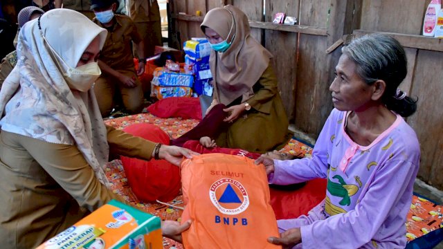 Bupati Putra Salurkan Bantuan Ke warga Penderita Lumpuh Layu