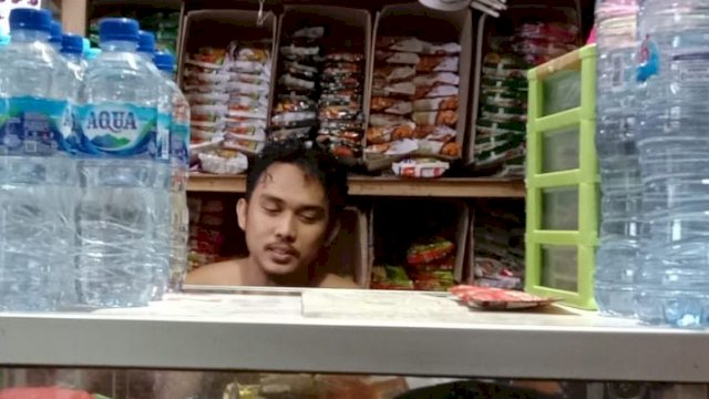 Awal&ndash;salah satu pengusaha toko kelontong di Jalan Merantai, Kecamatan Panakkukang, Kota Makassar. (Al/trotoar)