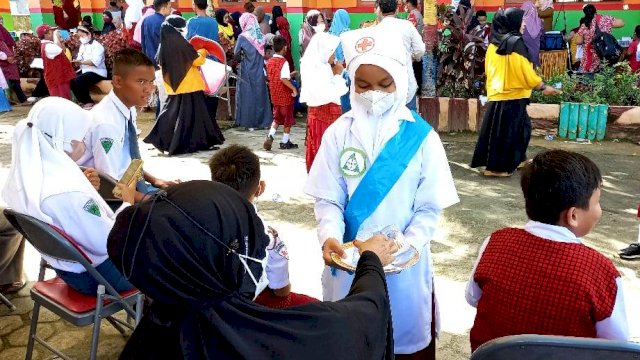 Ada Badut pada Kegiatan Imunisasi Anak di SD Katokkoan Masamba, Anak-anak Terhibur