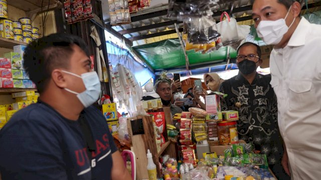 Mendag saat tinjau minyak goreng di Pasar Tradisional Makassar, Kamis (17/2).