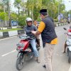 Golkar Barru Berbagi Makanan dan Himbau Masyarakat Taat Prokes
