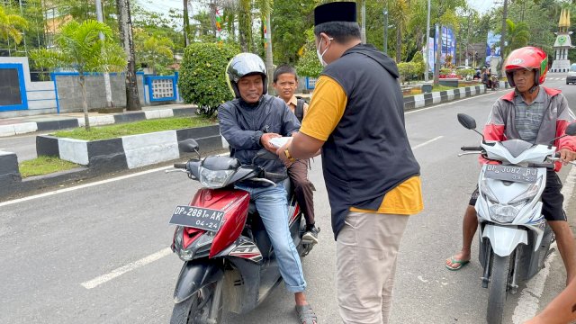 Golkar Barru Berbagi Makanan dan Himbau Masyarakat Taat Prokes