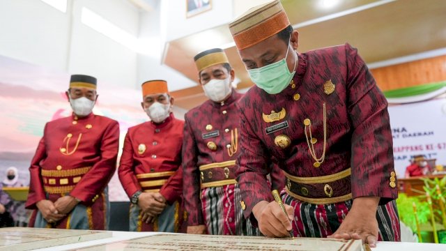 Andi Sudirman meresmikan proyek irigasi di Sidrap.