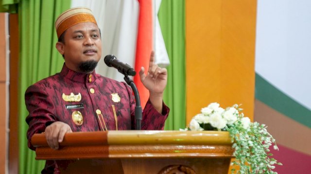 Dorong PAD di Sidrap, Andi Sudirman Serahkan mobil Operasional Bapenda