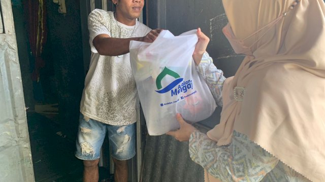 ‘Andalan Mengaji’ Berbagi 100 Paket Sembako di Makassar