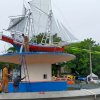 Perahu Pinisi Kembali Tegak Setelah Diterjang Badai